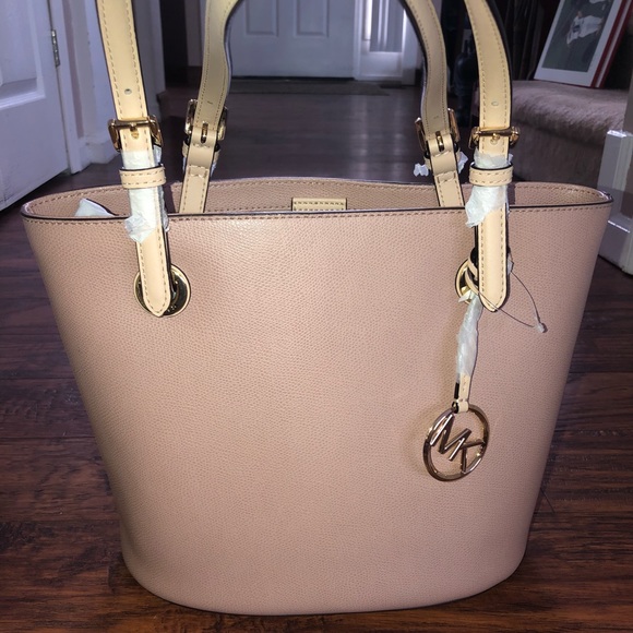 Michael Kors Handbags - Pink leather Michael Kors Purse